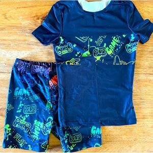 Kids glow in the dark pj set boy size 9, runs small! I would say more like a 6